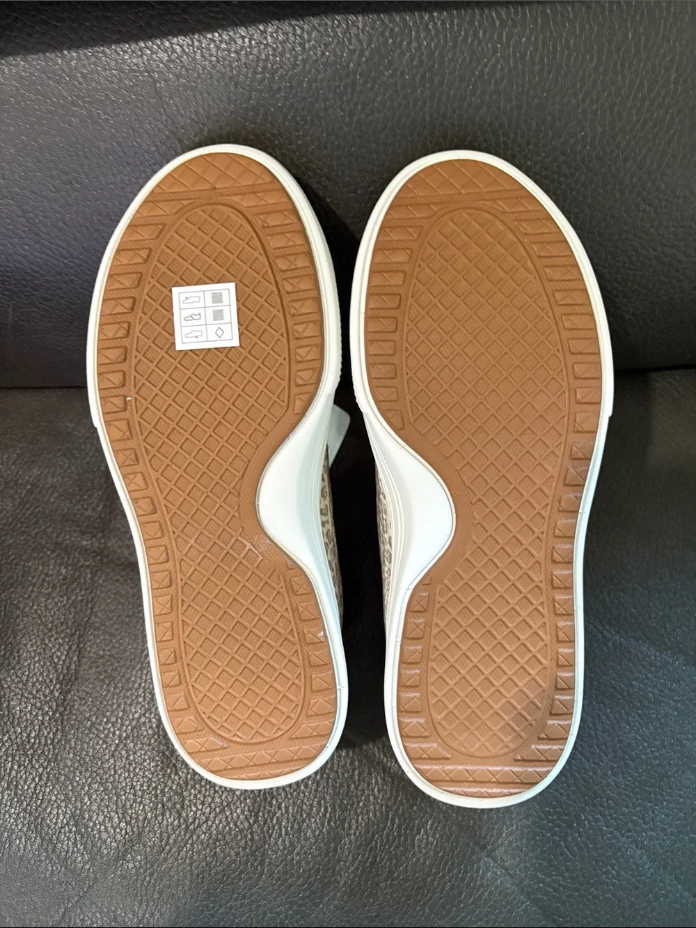 Sketchers hands free gray leopard slip on sneakers